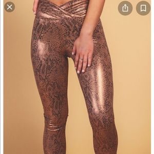 Beach Riot cross front Metallic leggings never worn